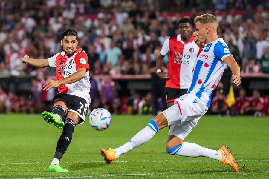 Joost van Aken probeert een schot van Alireza Jahanbakhsh te blocken tijdens de ontmoeting eerder dit seizoen, toen het 0-0 werd op 13 augustus 2022