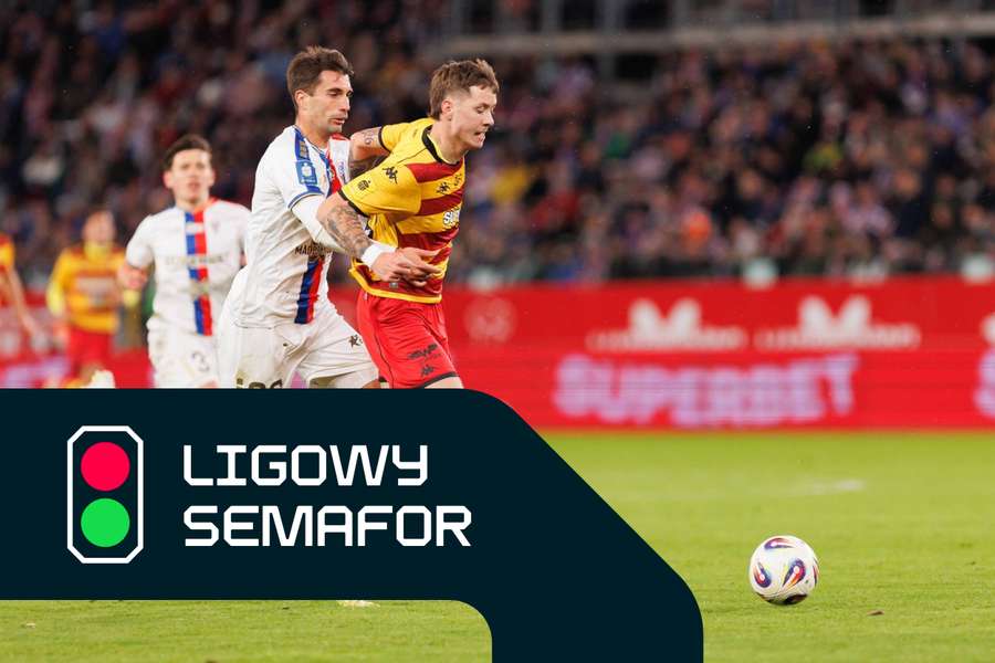 Josema (Górnik) powstrzymuje Dimitrisa Rallisa (Jagiellonia)