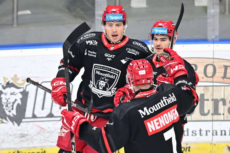 Útočník Hradce Bunnaman slavil dvě trefy. Útočník Hradce Bunnaman slavil dvě trefy.