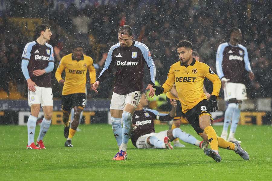 Joao Gomes de la Wolverhampton Wanderers sărbătorește primul gol al echipei sale Joao Gomes de la Wolverhampton Wanderers sărbătorește primul gol al echipei sale