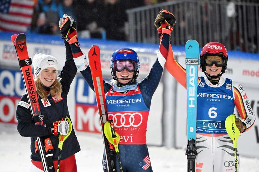 Shiffrinová (uprostřed) ovládla slalom v Levi před Liensbergerovou (vlevo) a Dürrovou 