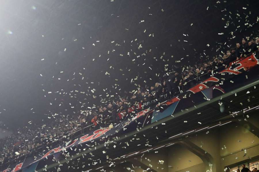 Fans throw fake dollar notes ahead of PSG's match at AC Milan