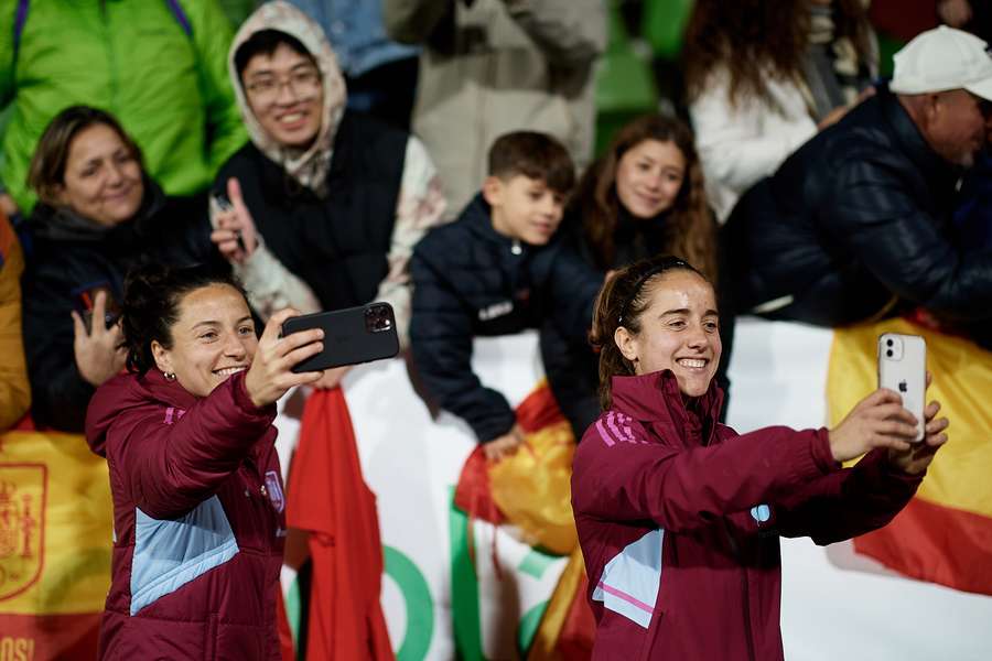 Ivana Andrés y Maite Oroz se han fotos con la afición.