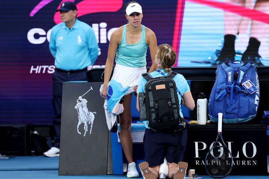 Magda Linette podczas interwencji medycznej w meczu 1. rundy Australian Open