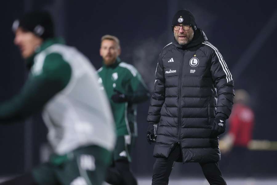 Szkoleniowiec Legii Warszawa Marek Papszun (P) podczas treningu drużyny w ośrodku szkoleniowym w Książenicach Szkoleniowiec Legii Warszawa Marek Papszun (P) podczas treningu drużyny w ośrodku szkoleniowym w Książenicach