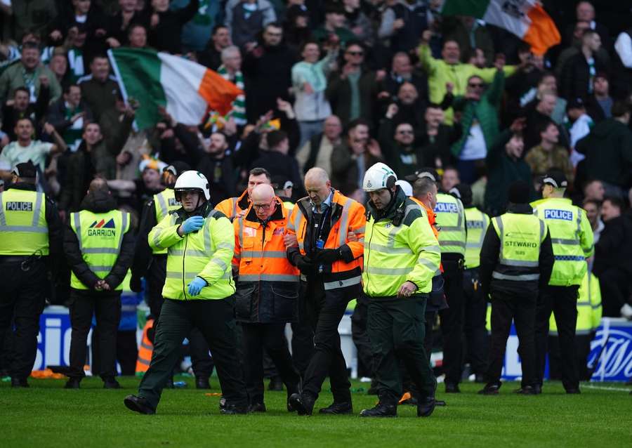 O médico apoia um administrador em Ibrox O médico apoia um administrador em Ibrox