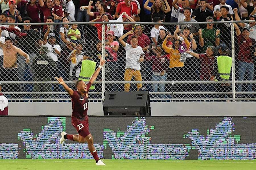 Rondón celebra un gol.