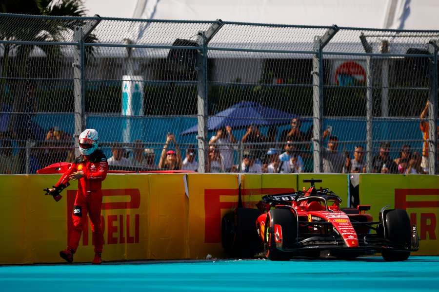 Charles Leclerc marschiert frustriert von seinem Ferrari weg, den er Sekunden zuvor in die Barriere gesetzt hatte.