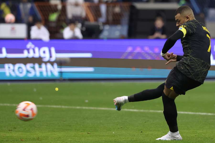 Mbappe transformă de la 11 metri Mbappe transformă de la 11 metri