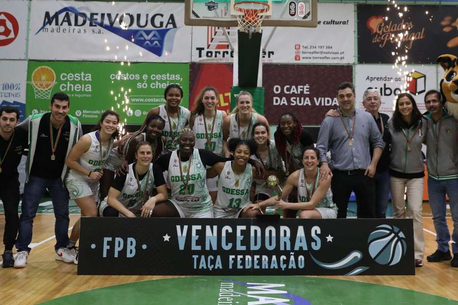 A equipa do GDESSA que conquistou a Taça Federação feminina de basquetebol