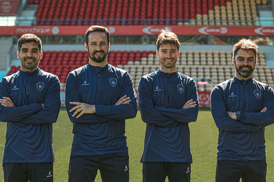César Peixoto e a restante equipa técnica em Barcelos