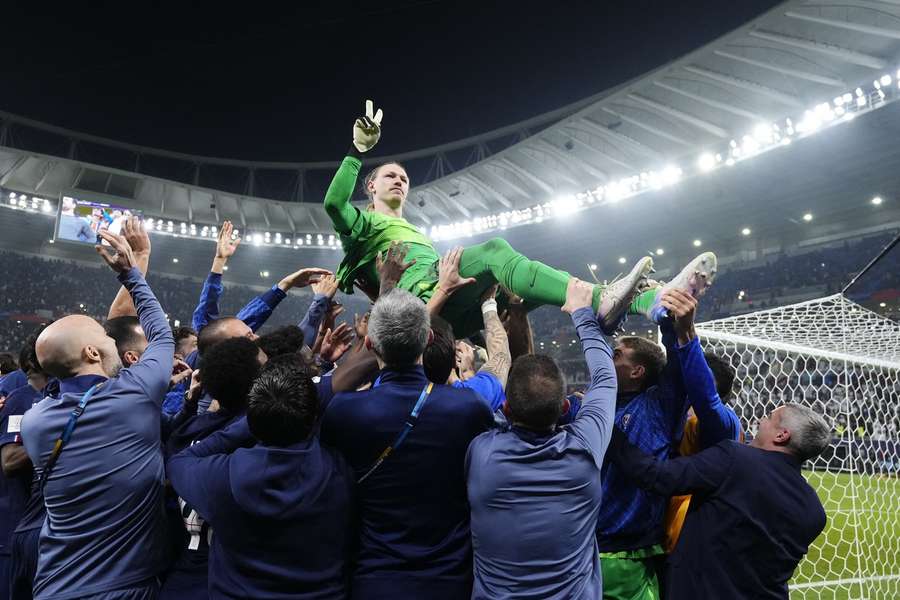 Safonov celebrado pelo PSG