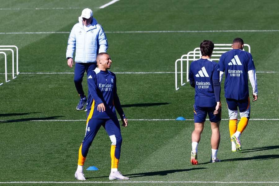 Mbappé sonríe como jugador del Real Madrid