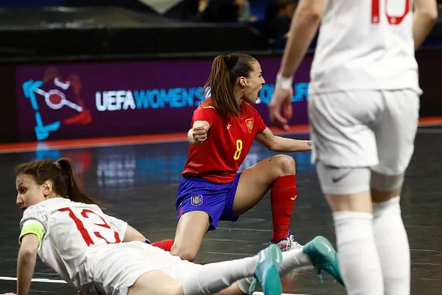 España vence y estará en el Mundial.