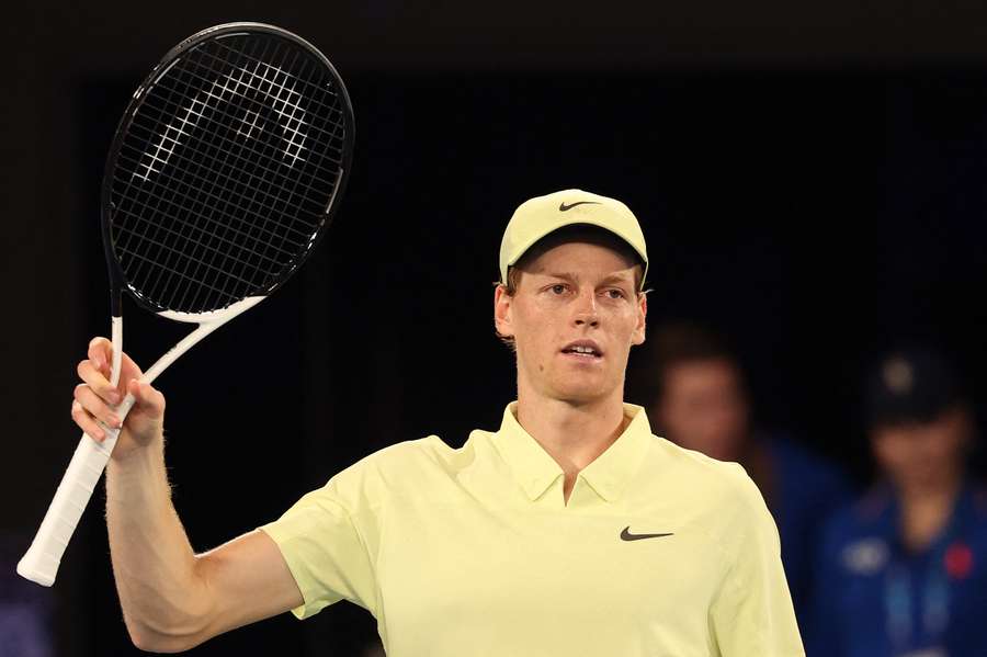 Jannik Sinner segue na caminhada pelo bicampeonato em Melbourne