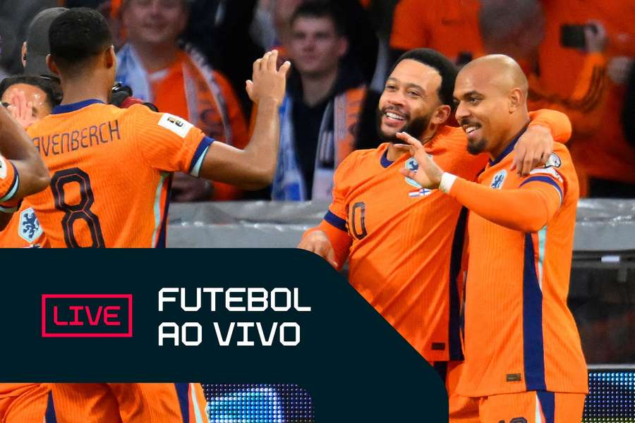 Memphis Depay em jogo da Holanda contra a Finlândia pelas Eliminatórias