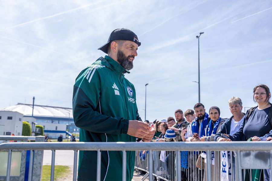 Muslic kümmert sich um die Fans von Schalke 04