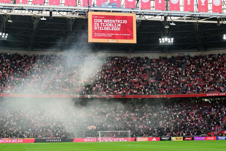 De wedstrijd tussen Ajax en Feyenoord werd gestaakt door vuurwerk op het veld