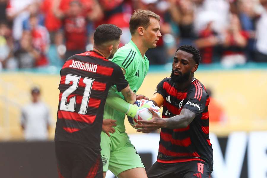 Jorginho e Gerson em registro ao lado do goleiro Neuer, do Bayern de Munique Jorginho e Gerson em registro ao lado do goleiro Neuer, do Bayern de Munique