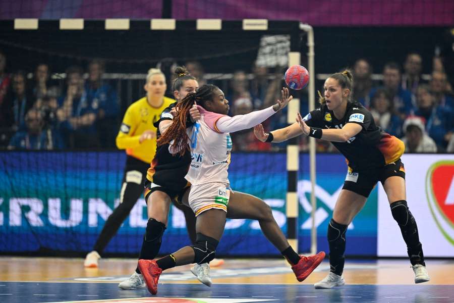 Danila So Delgado intenta progresar durante el España-Alemania