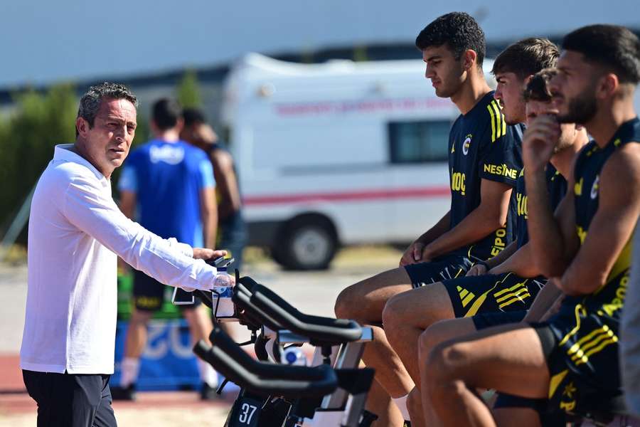 Ali Koc (vlevo) ještě coby prezident Fenerbahce s hráči. Ali Koc (vlevo) ještě coby prezident Fenerbahce s hráči.