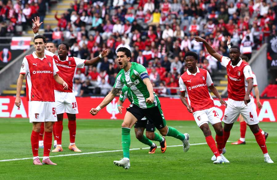 Bartra ainda celebrou, mas o golo foi anulado