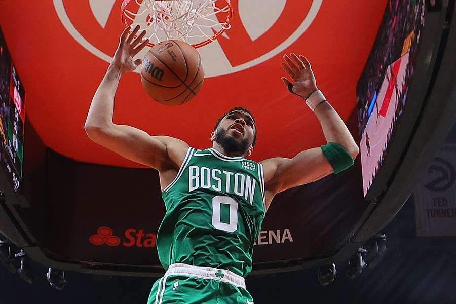 Jason Tatum enterra na State Farm Arena 