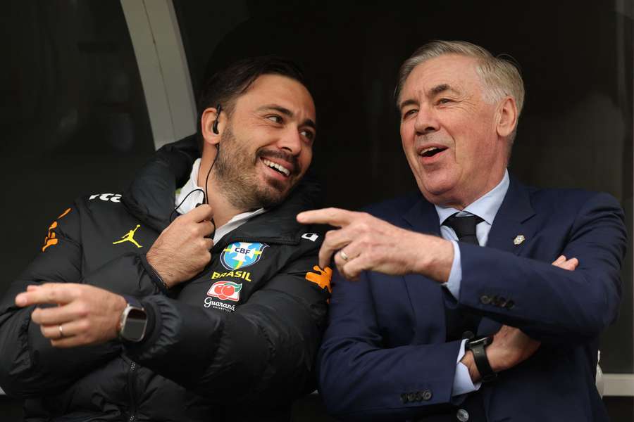 O italiano Carlo Ancelotti, técnico da Seleção, ao lado do filho e auxiliar, Davide O italiano Carlo Ancelotti, técnico da Seleção, ao lado do filho e auxiliar, Davide