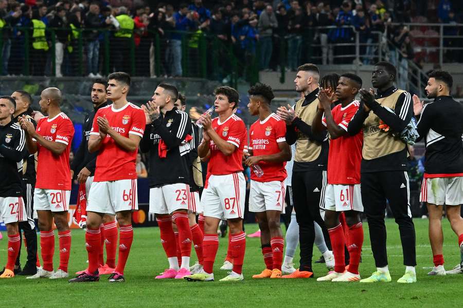 Jogadores do Benfica agradecem o apoio dos torcedores em Milão