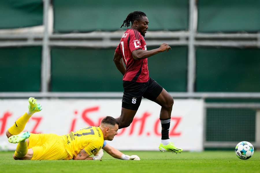 Útočník Victor Olatunji je na odchodu ze Sparty.