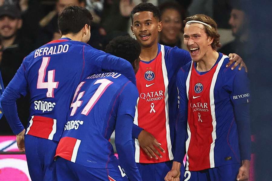 Mayulu e Godts marcaram em PSG 2x0 Lyon Mayulu e Godts marcaram em PSG 2x0 Lyon