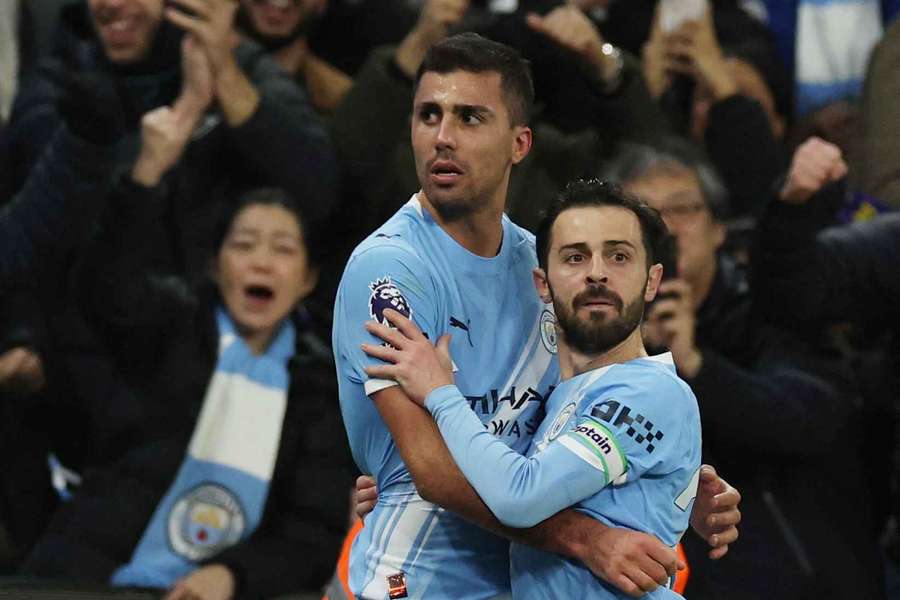 Rodri si siahne hlboko do vrecka.