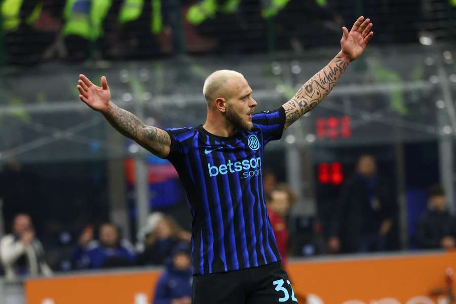 Federico Dimarco celebra la vittoria contro la Juventus