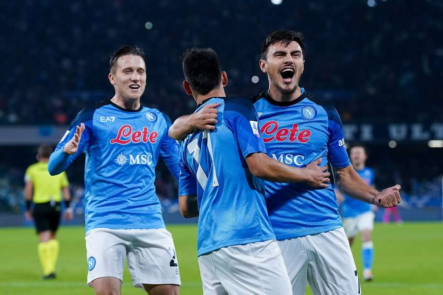 Události Serie A: Desátá výhra Neapole v řadě a střelecký koncert Interu