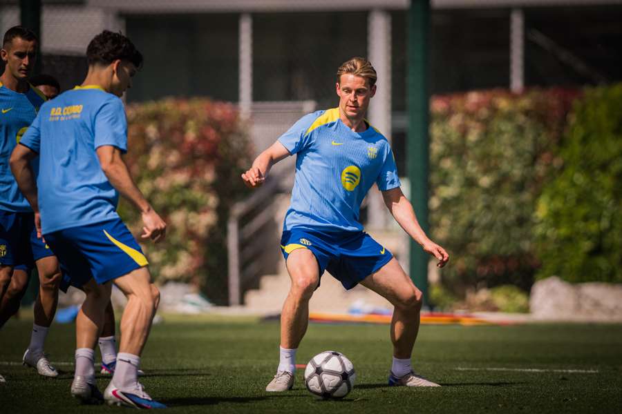 Frenkie de Jong, entrenando con sus compañeros