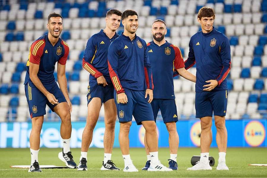 Vários jogadores da seleção nacional em treino, sem chuteiras