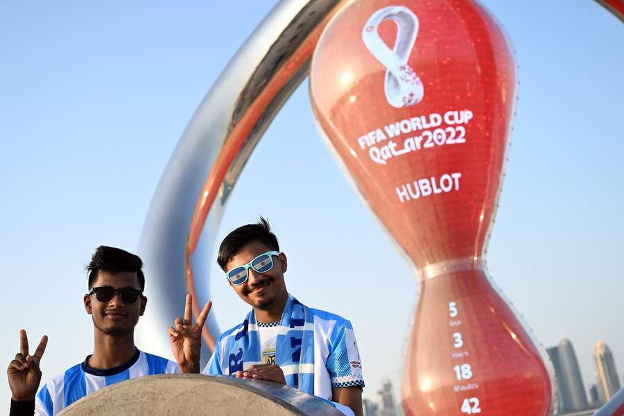 Kritiker påpeger: VM-fanfesterne i Qatar virker iscenesatte