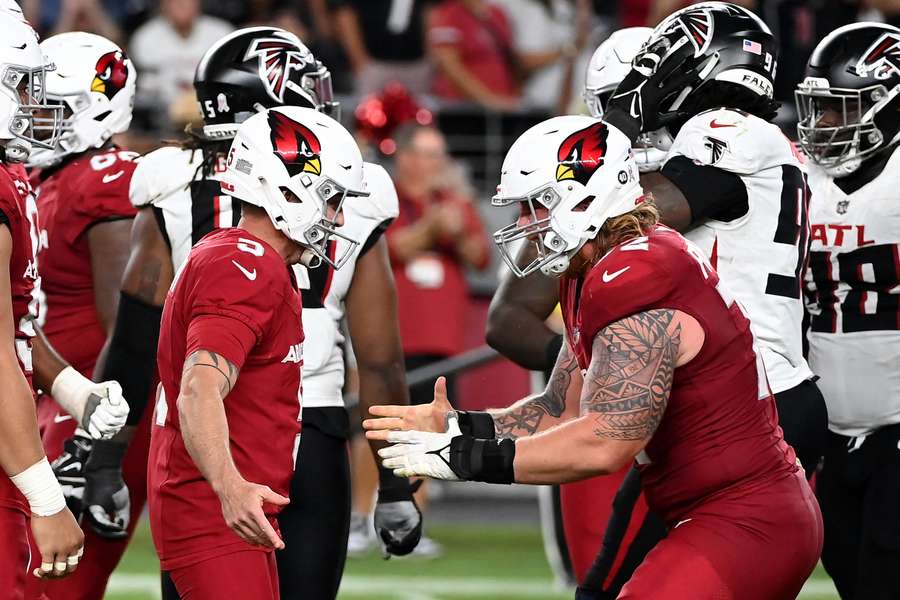 Hjalte Froholdt (R) tijdens een wedstrijd tegen de Atlanta Falcons