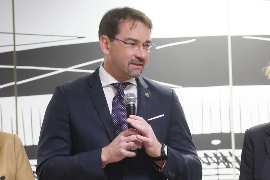 Sebastian Świderski podczas konferencji prasowej, 17 bm. w Łodzi dotyczącej turnieju finałowego kobiecej LN.