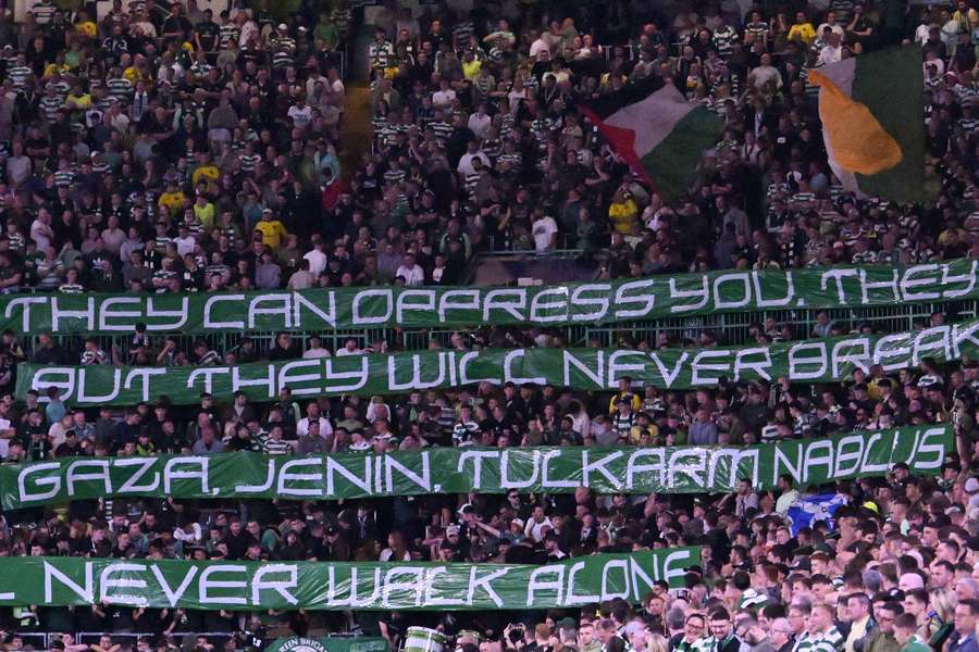 Faixas durante a goleada no Celtic Park