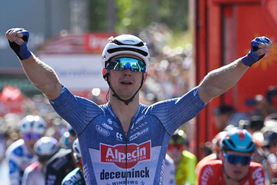 Kaden Groves wint de 14e etappe van de Vuelta