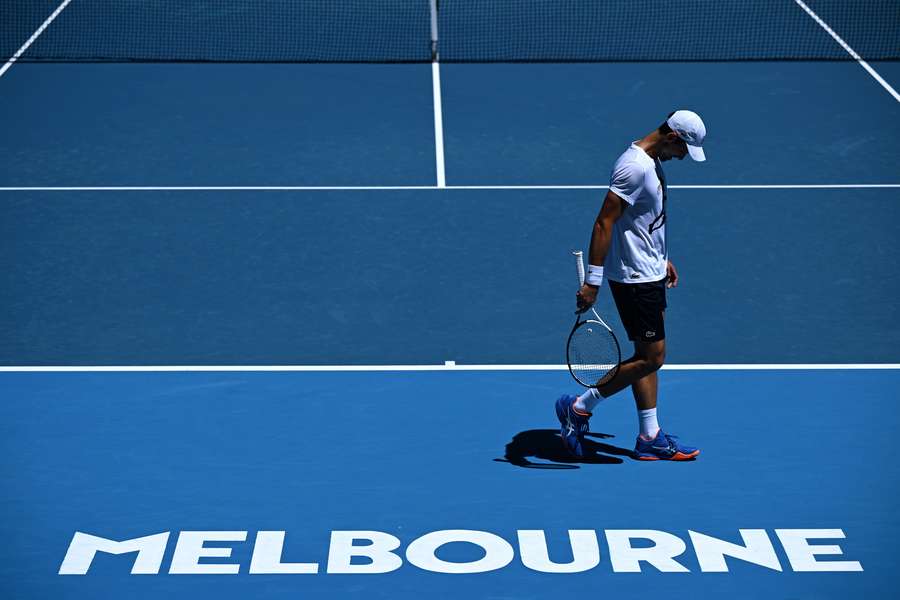 Novak Djokovic stopt trainingswedstrijd tegen Daniil Medvedev uit voorzorg