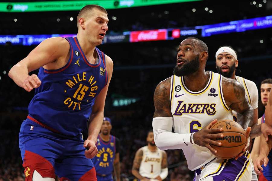 Het seizoen wordt geopend met een treffen tussen Nikola Jokic en LeBron James