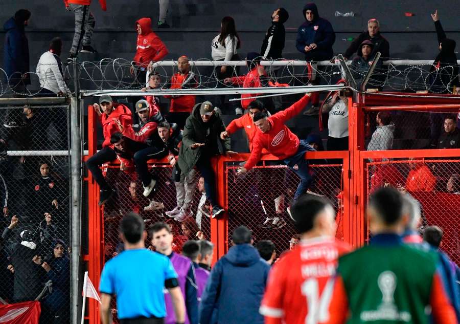 Adeptos do Independiente invadiram o setor visitante Adeptos do Independiente invadiram o setor visitante