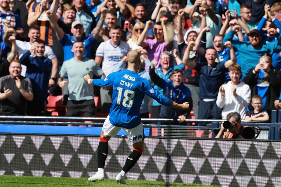 Václav Černý slaví premiérový zásah v dresu Rangers.