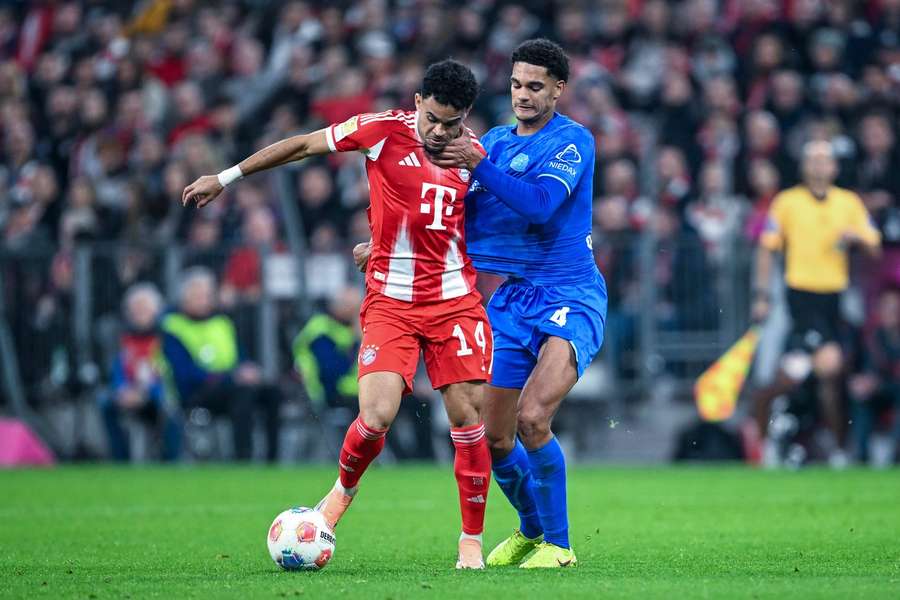 Luis DIaz im Zweikampf mit Jarell Quansah.