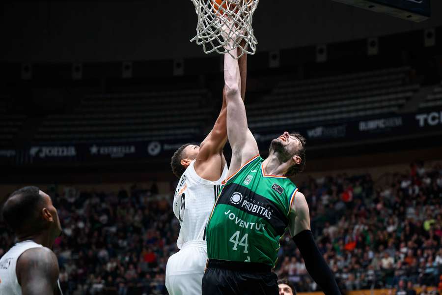Duelo de gigantes entre Tomic y Tavares