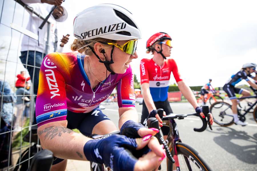 Lorena Wiebes was oppermachtig in de sprint van het peloton