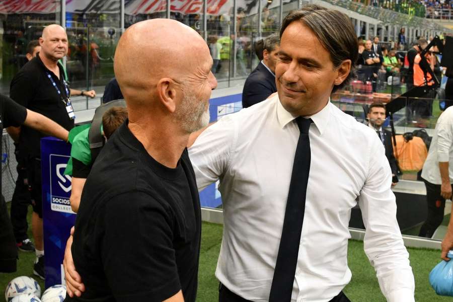 Stefano Pioli e Simone Inzaghi si salutano prima dell'inizio del derby
