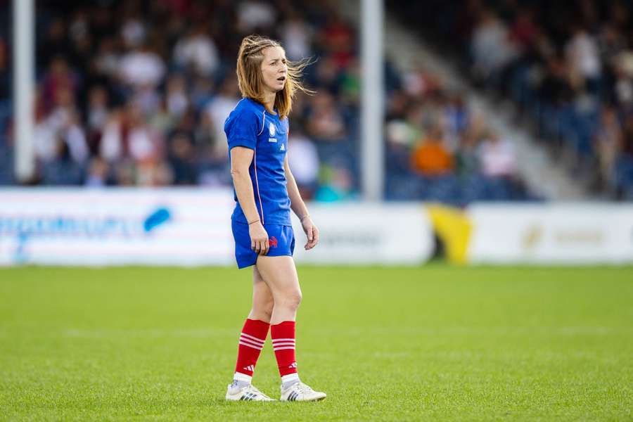Pauline Bourdon Sansus et les Bleues face à une montagne.